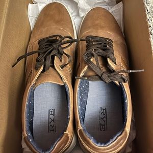 RYE BY HAWKER RYE

Gunmut Nubuck Banded Low Top Sneaker
10.5 | Brown